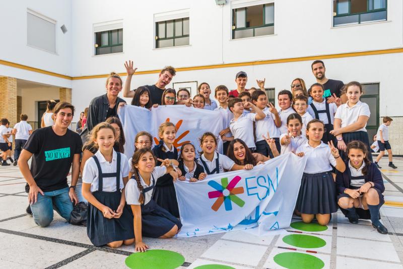 Erasmus con niños en el colegio